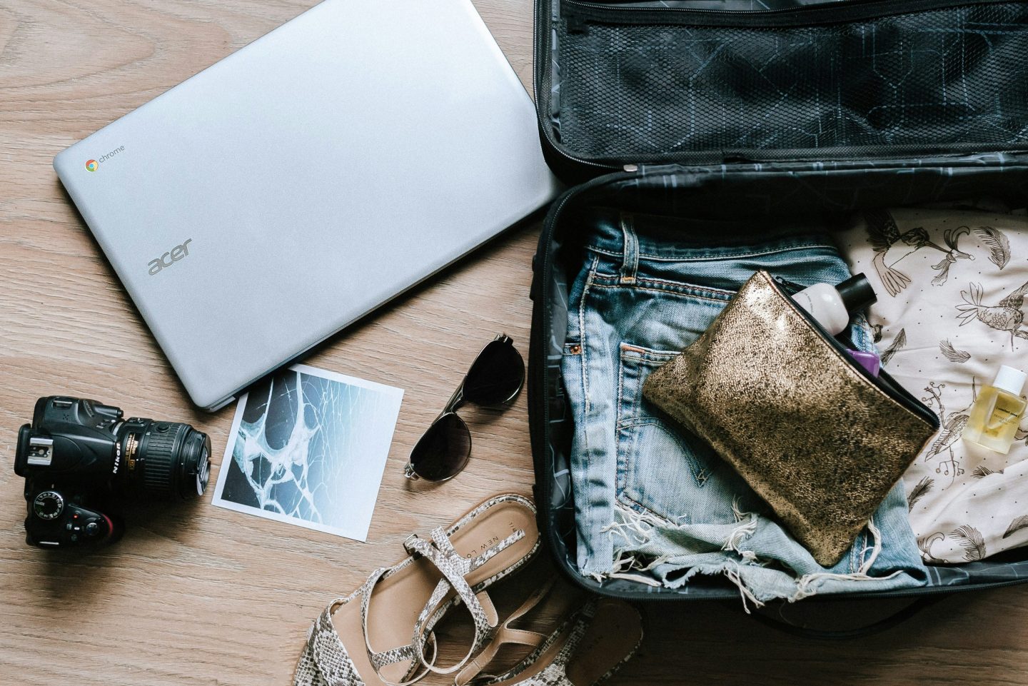 Platzsparend Koffer packen: 10 effektive Tipps für stressfreies Reisen 5 reiseutensilien